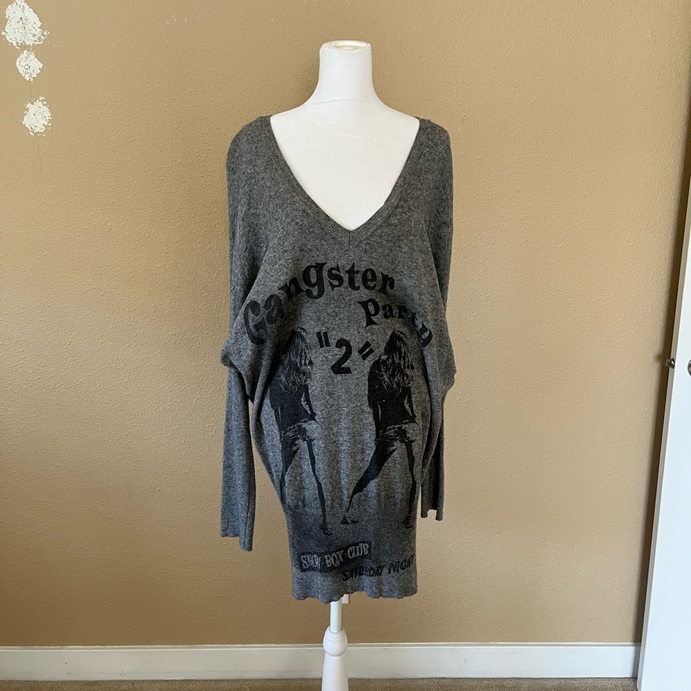 Stylish Gray V-Neck Sweater with Graphic Design